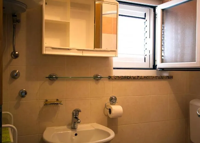 Apartmaji Paliska B アパート イゾラ